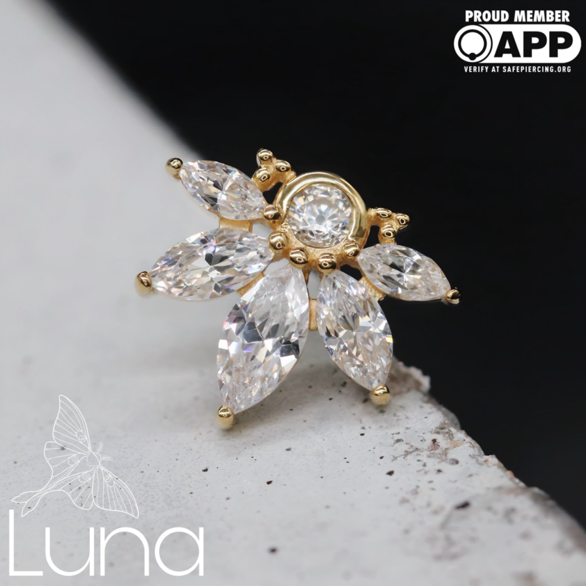 YON jewelry 美品 Sparkle Pierce F0.30ct